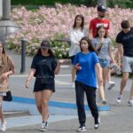 Immagine di un giovane con la Carta Giovani 2026, simbolo del Bonus Cultura 18app rinnovato.