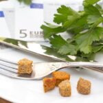 Immagine di buoni pasto con data di scadenza, suggerendo di utilizzarli prima del 31 dicembre.