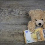 Immagine che illustra la donazione di un immobile ai figli, evidenziando tasse e rischi legali.