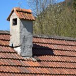 Immagine di un tetto con eternit durante la rimozione, simboleggiando il bonus amianto.