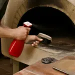 Come si pulisce davvero un forno per pizza? L’errore che rovina le superfici refrattarie